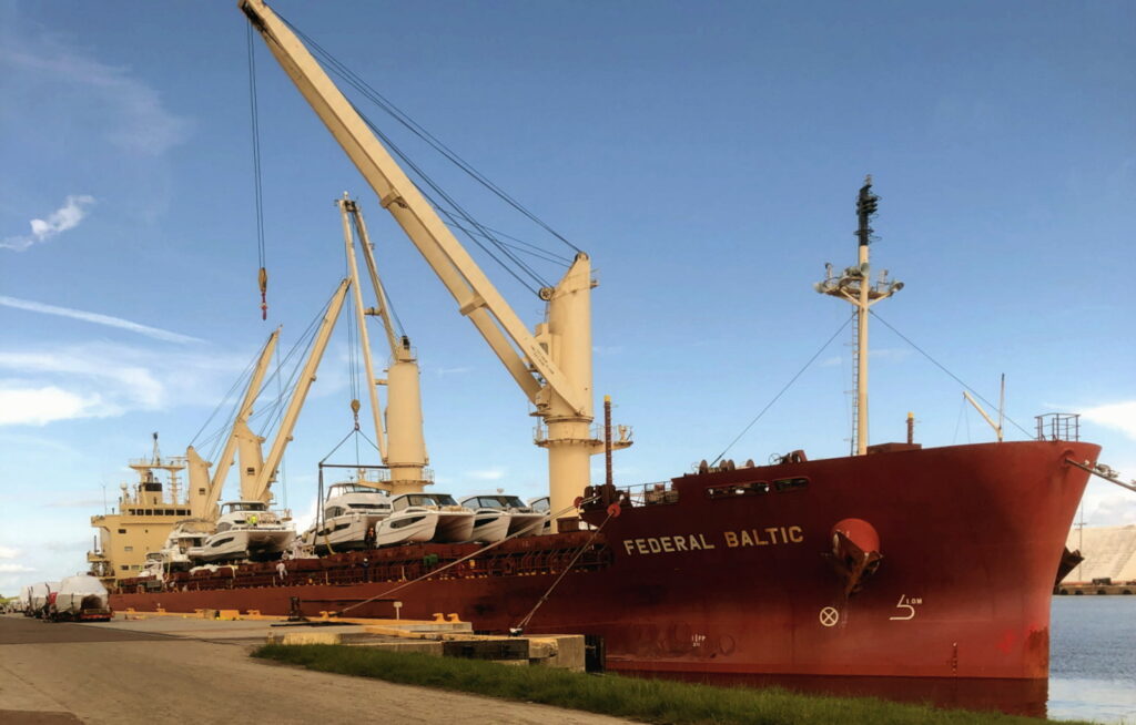 Port Manatee gestiona de manera eficiene el transporte de yates para el principal minorista de embarcaciones de recreo