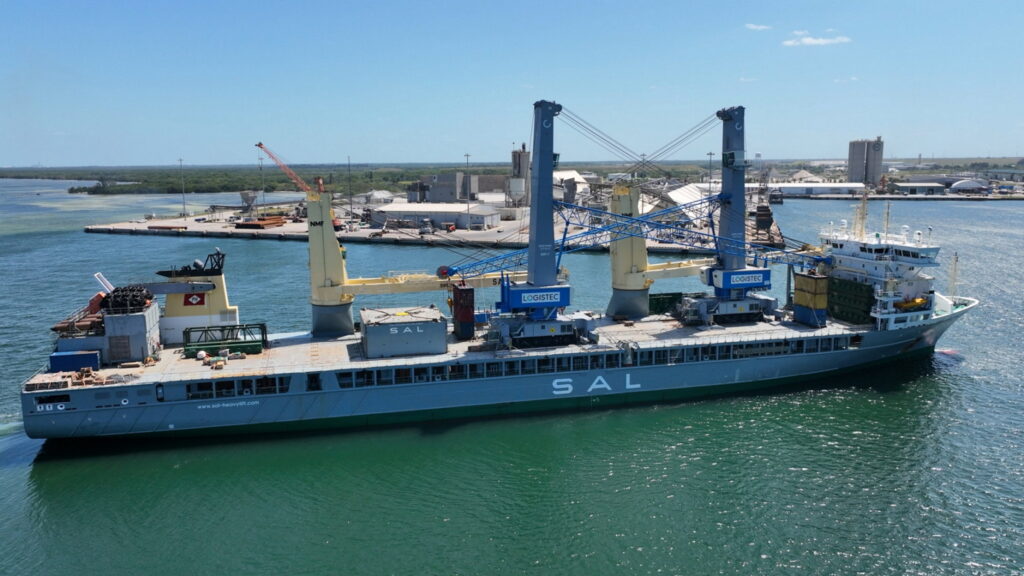 SeaPort Manatee y LOGISTEC USA dan la bienvenida a dos nuevas grúas portuarias móviles